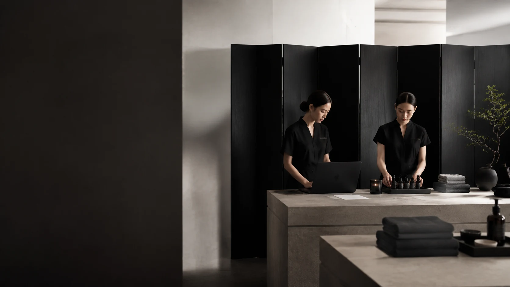 Requiet 团队在黑色屏风前核对服务标准并准备精油用品